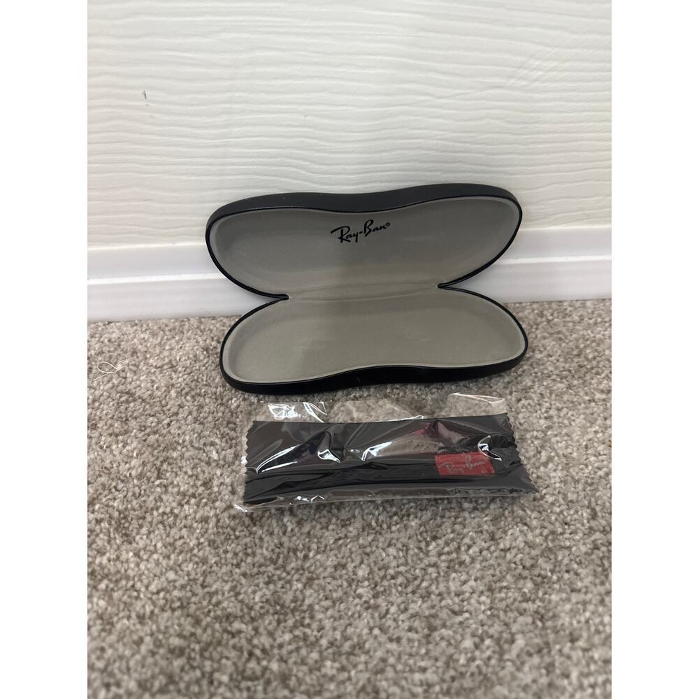 NWOT Ray Ban Universal Black Medium Hard Case for Glasses and Cleaning Cloth